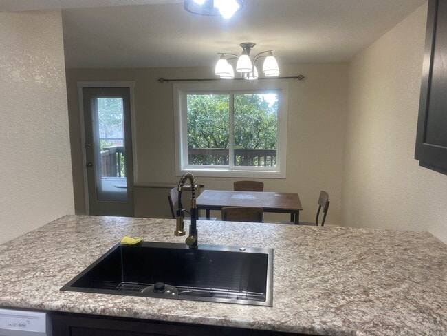 930 Carlanna Lake Rd