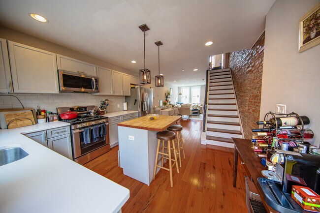 Kitchen - 2137 Sears St