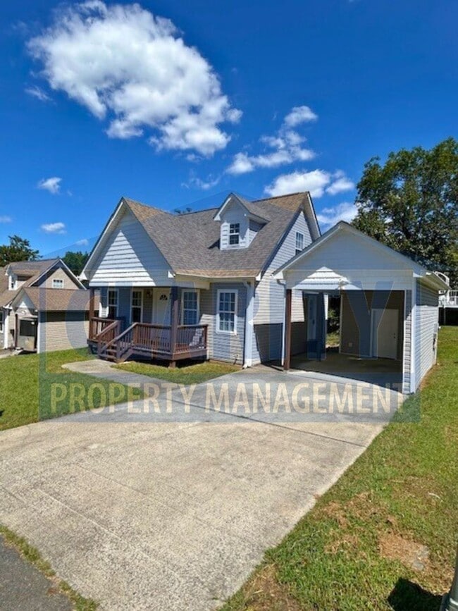 Charming three-bedroom home with carport! - Charming three-bedroom home with carport!