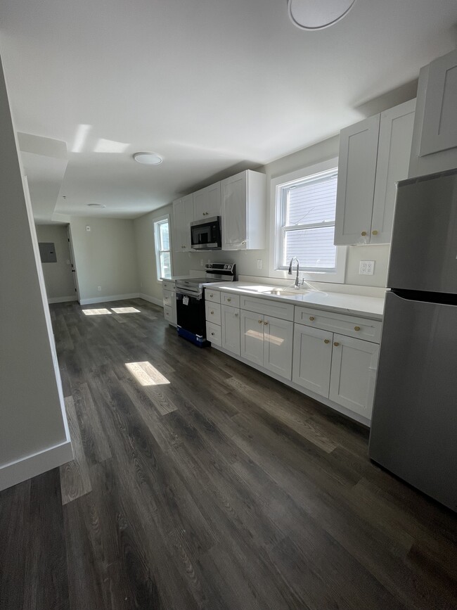 Cocina de 3 camas + comedor/sala de estar - 173 & 189 E Merrimack St, Lowell MA 01852