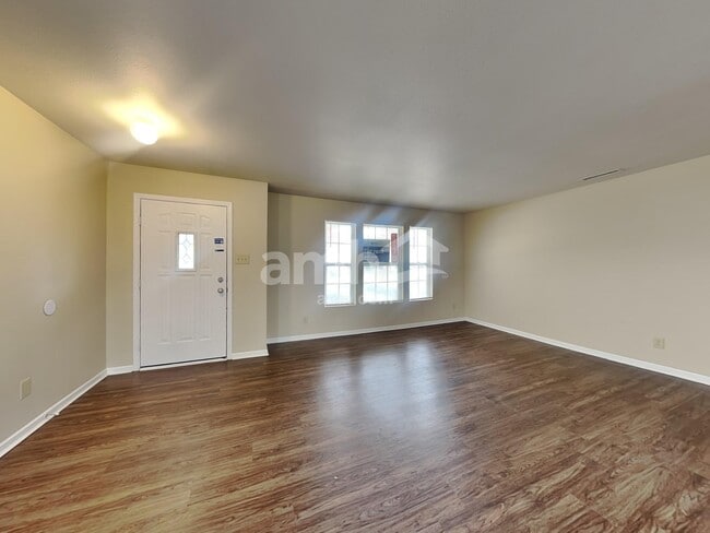 Photo - 467 Sedgewick Dr