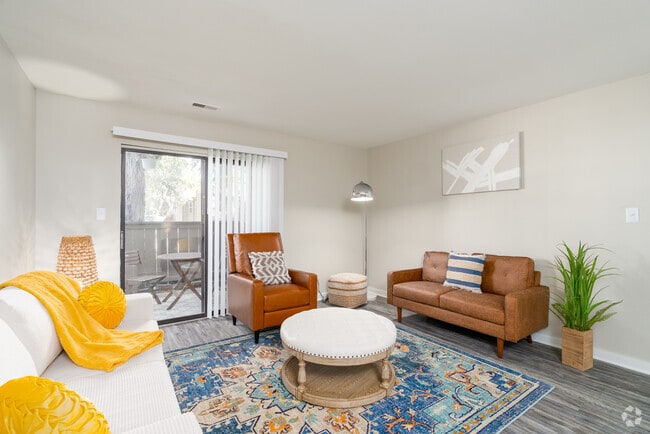 1BR, 1BA - 704SF - Living Room