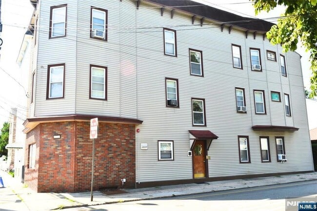 Building Photo - 139 Ray St Unit 1