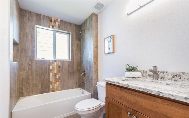 Photo - Perfect & Charming 3 bedroom Plus 1.75 Bath Craftsman Home in Tacoma!!