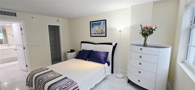 Building Photo - 6917 Collins Ave Unit 1212 Rental