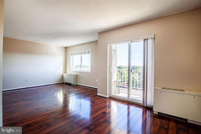 Photo - 1121 University Blvd W