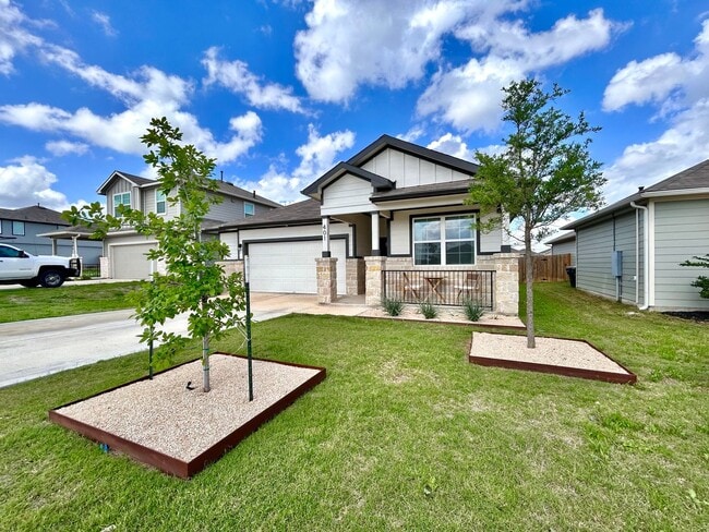 Building Photo - 401 Town Lk Bnd