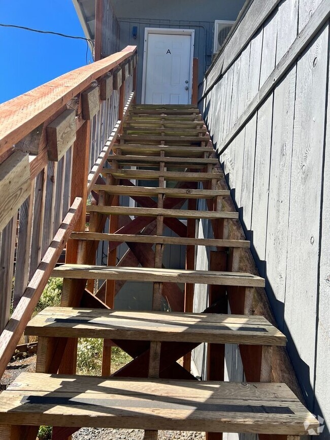 Building Photo - 15791 Lower Smith River Rd Unit #A - top-A 203 Rental