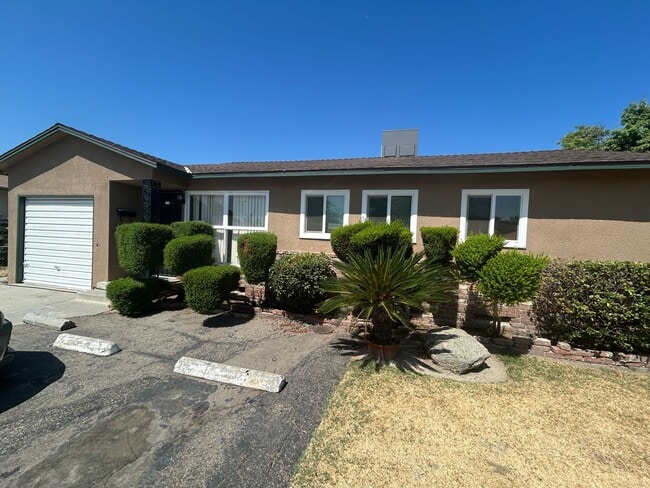 Building Photo - 4 bedroom 2 bath updated and new in Centra... Rental