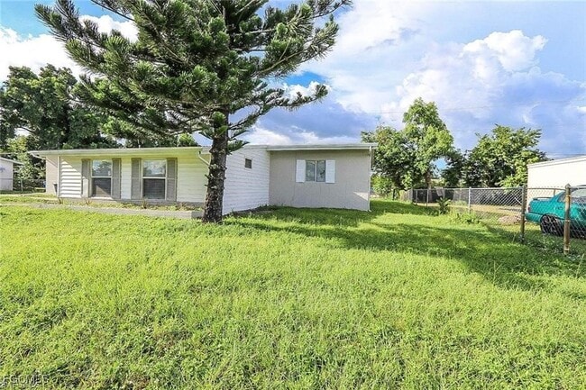 Photo - 305 Bougainvillea Rd W