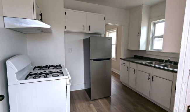 Photo - 2513 Howden St