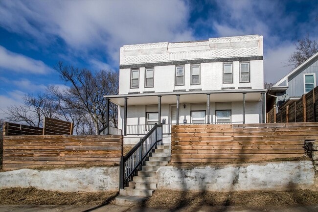 Building Photo - 4214 E 7 St Unit #A (Downstairs)