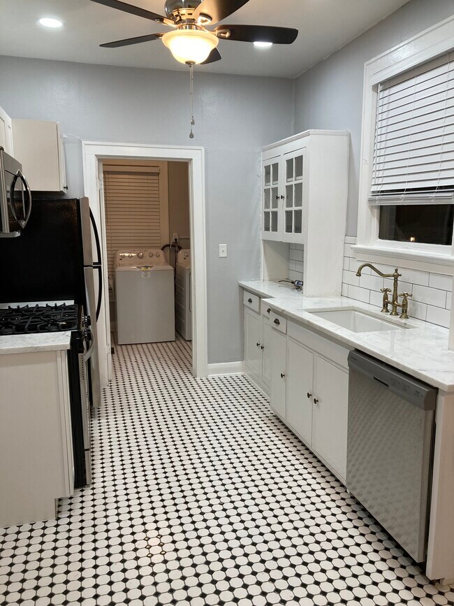 Kitchen - 5205 N Central Ave Unit 1