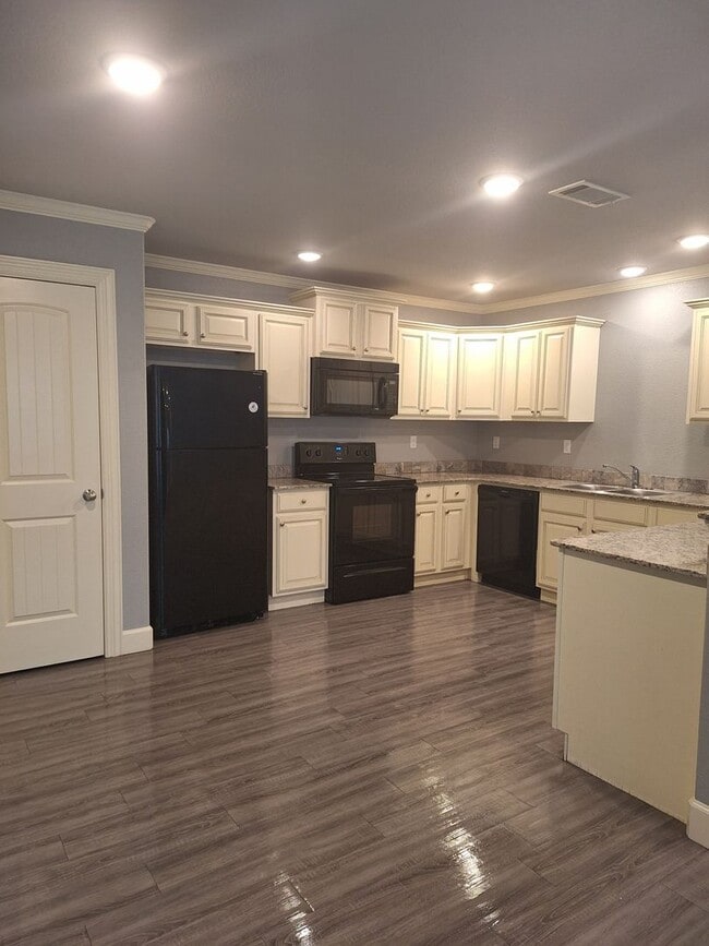 Photo - 3 bedroom Duplex with Move in special