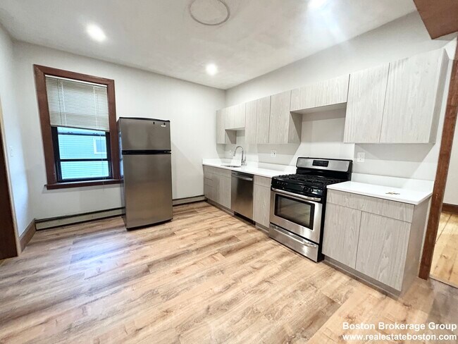 Photo - 1568 Tremont St