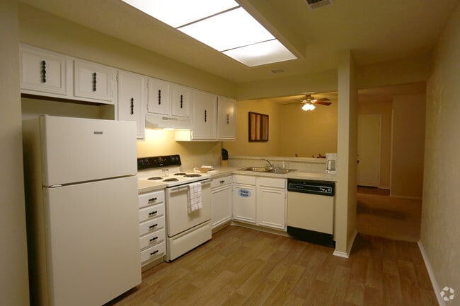 Photo - Towne Oaks Apartments