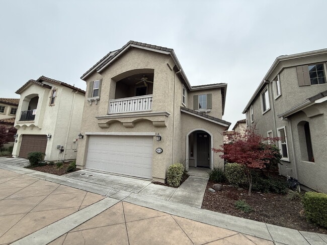 Building Photo - 3 Bedroom 3 Bath Beauty in West Sacramento!