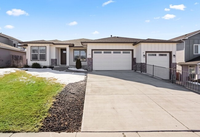 Building Photo - Large home with an RV garage