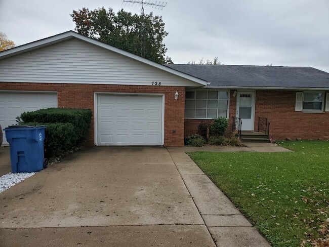 Building Photo - 728 N 2853rd Rd