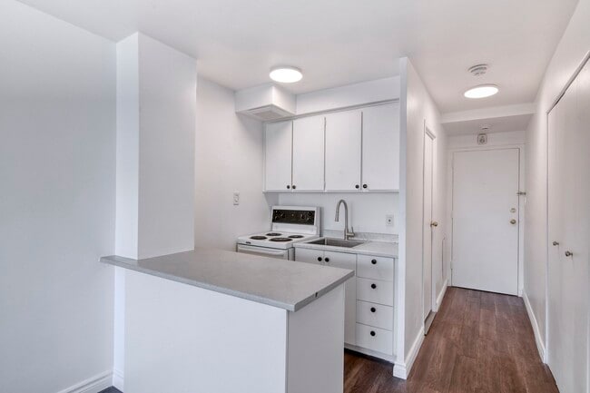 Building Photo - 3460 Rue Durocher Unit 1002