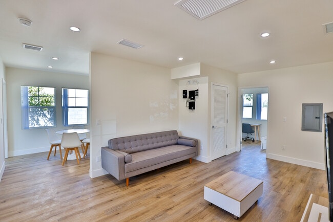 Building Photo - 1237 W 25th St Rental