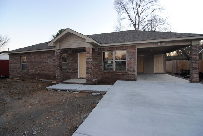 Building Photo - 3/2 Open Floor Plan, One Level in Sherwood