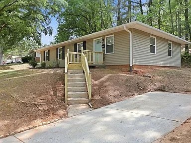 640 Amanda Pl NE