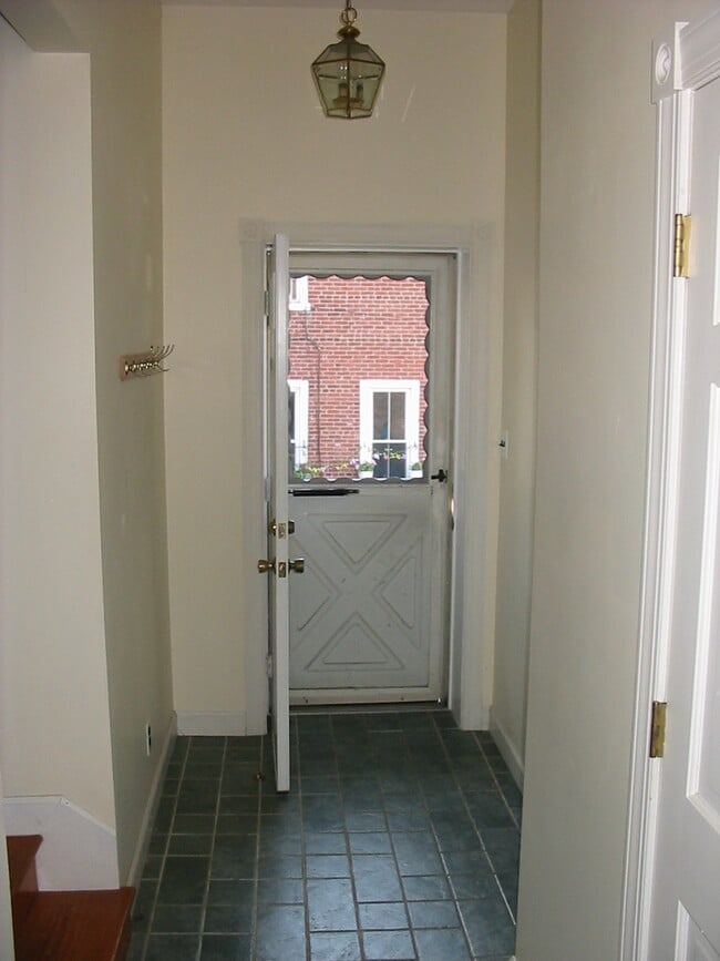 Building Photo - 121 Gay St Unit Apartment C
