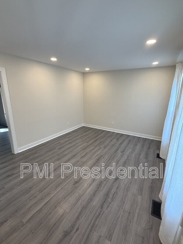 13702 Danbury Dr