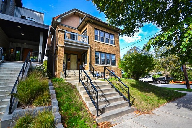 Building Photo - 1645-1647 N Astor St Unit 1645 N Astor St Rental