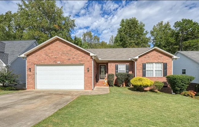 Building Photo - Beautifully maintained home