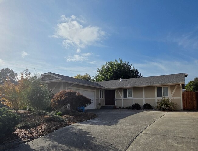 Building Photo - 3 bedroom 2 bath East Petaluma