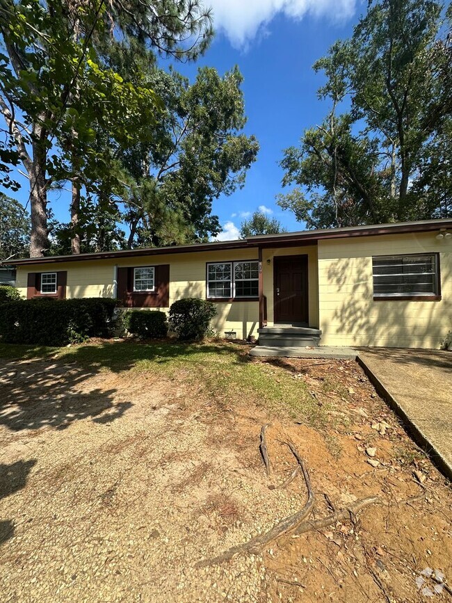 Building Photo - 3 Bed 1 Bath House with fenced-in yard! Av...