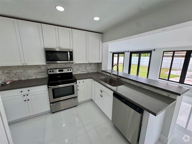 Building Photo - 8360 SW 46th St Rental