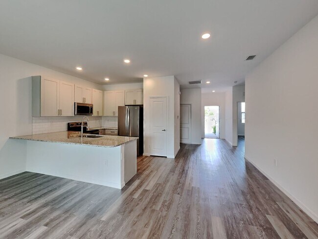 Photo - 615 SE 8th St