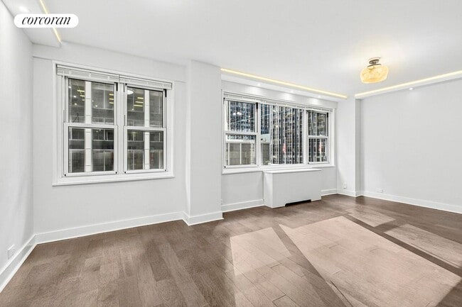 Photo - 77 W 55th St