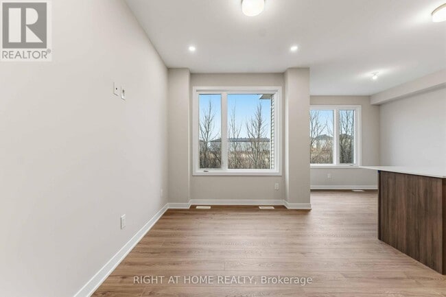 Photo - 290 Les Emmerson Dr