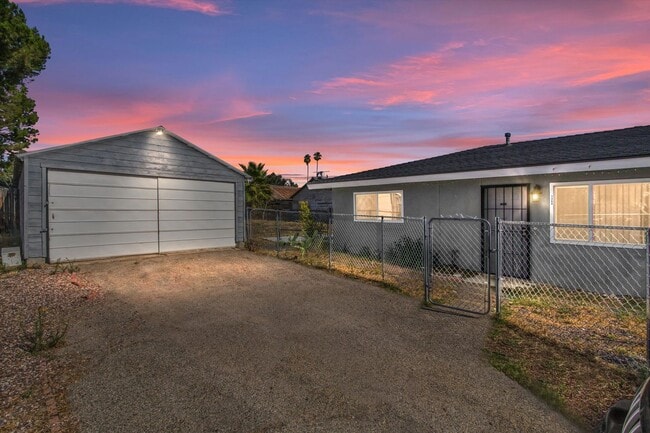 2 bedroom Duplex with Huge yard! - 2 bedroom Duplex with Huge yard! House
