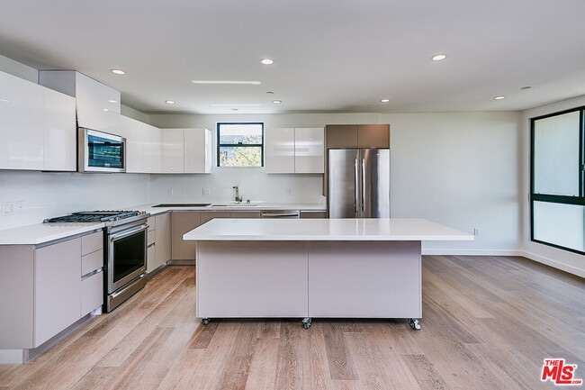 Photo - 328 N Maple Dr Unidad 306