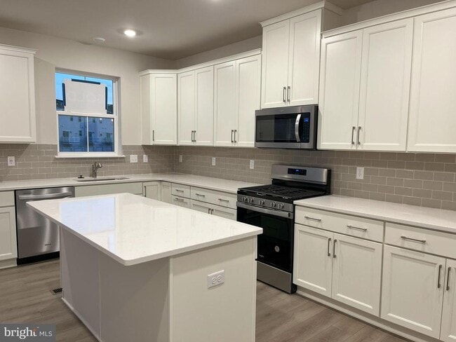 Photo - 501 Titanium St