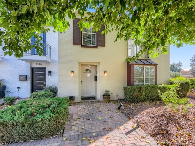 Building Photo - Beautifully partially furnished townhome in Las Vegas Country Club