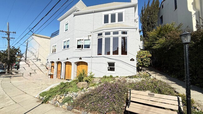 Building Photo - 1520 Leimert Blvd Unit 1520 Rental