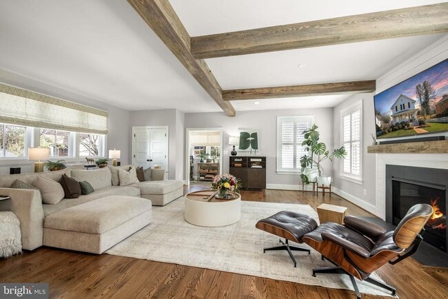 Photo - 323 S West St