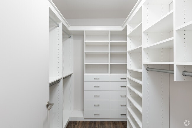 2BR, 2BA - 1,075SF - Walk-In Closet