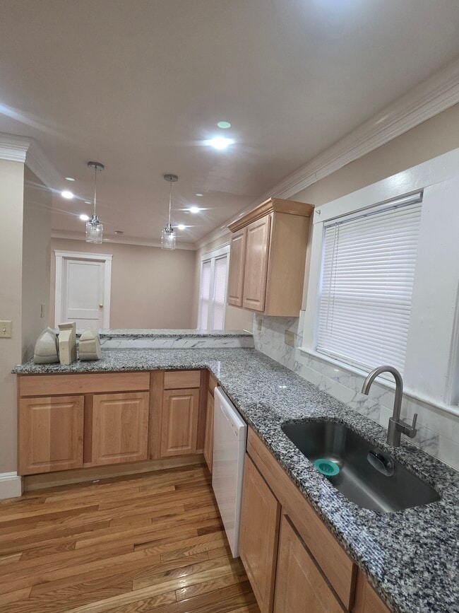Building Photo - 14 Vera St Unit 2