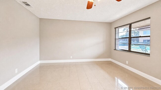 416 Lakeside Dr