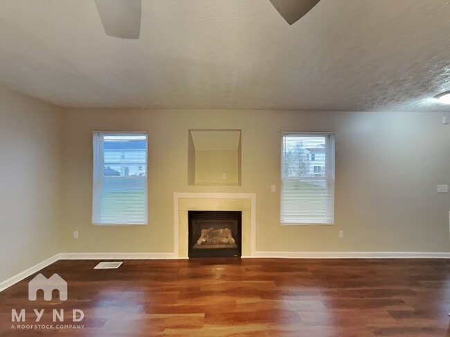 Photo - 585 Allis Pl W