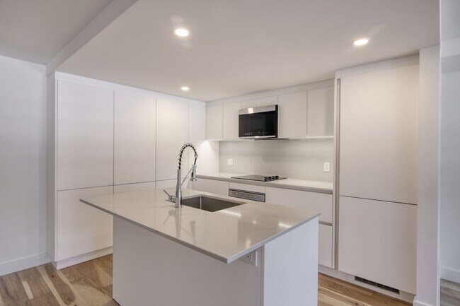 Building Photo - 3460 Rue Peel Unit 508