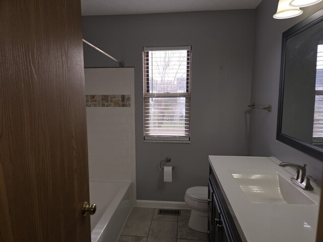 Photo - 905 Glyn Morgan Ct