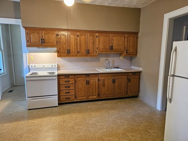 Building Photo - 211 W 9th St Rental